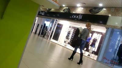 Cool chick в супермаркеті.